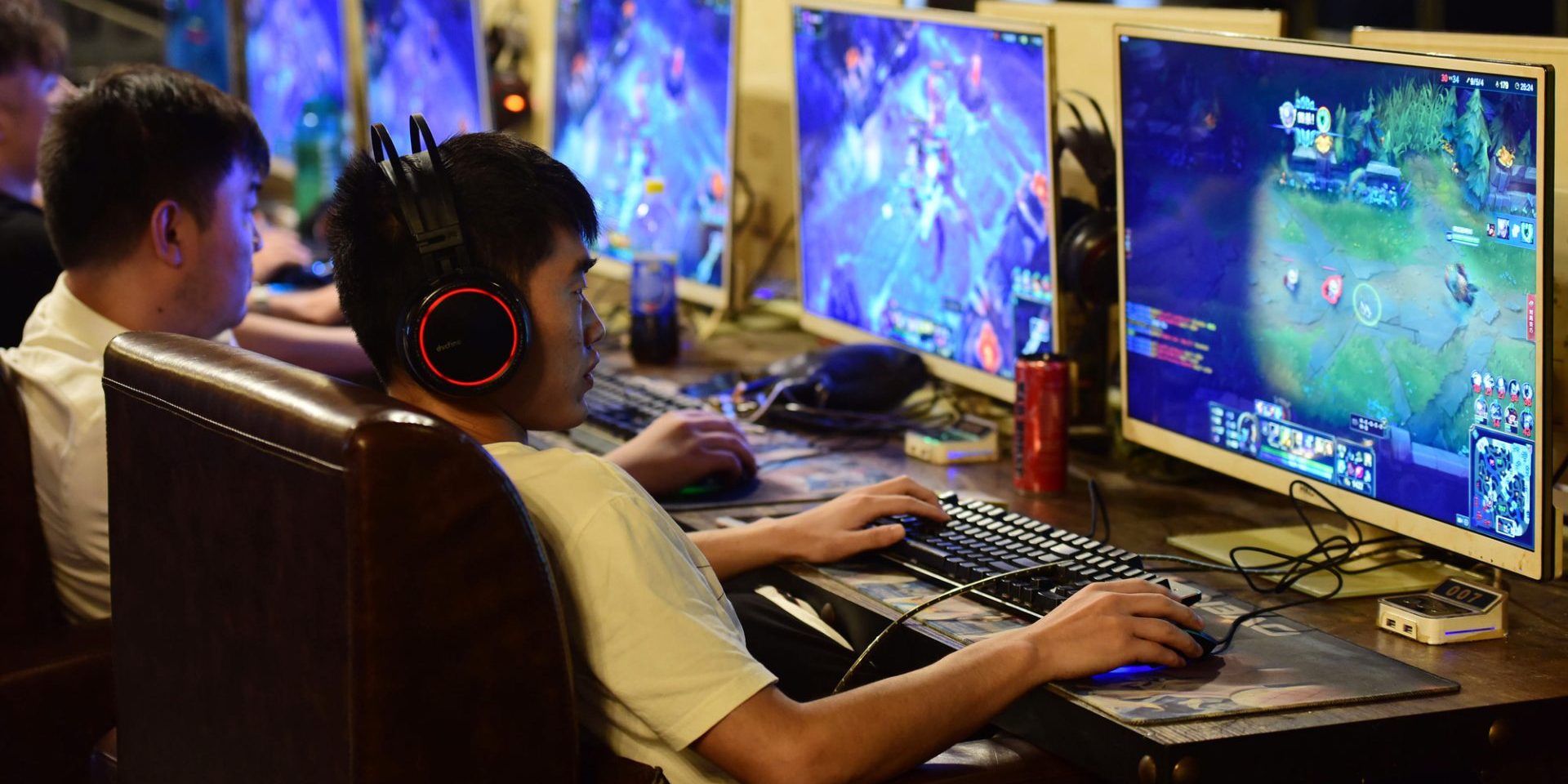 Young Chinese netizens play online games at an Internet cafe in Fuyang city, east China's Anhui province, 20 August 2018.

The number of China's online users hit 802 million at the end of June, up 3.8 percent from six months ago, according to a report on China's Internet development released on Monday (20 August 2018). A total of 788 million Chinese used mobile phones to surf the Internet, making up 98.3 percent of the online population, said the 42nd statistical report from the China Internet Network Information Center. At the same time, China's Internet availability rate reached 57.7 percent, with 26.3 percent of the total Internet population living in rural areas.