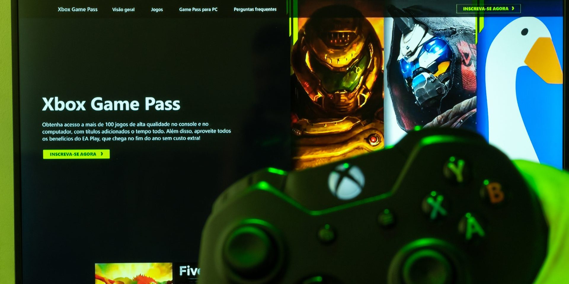 Sao Paulo, Brazil - 29/10/2020. Xbox Game Pass on TV with Xbox One controller. Text: Get the Xbox Game Pass to access more than 100 games and new titles added all the time. Subscribe now.